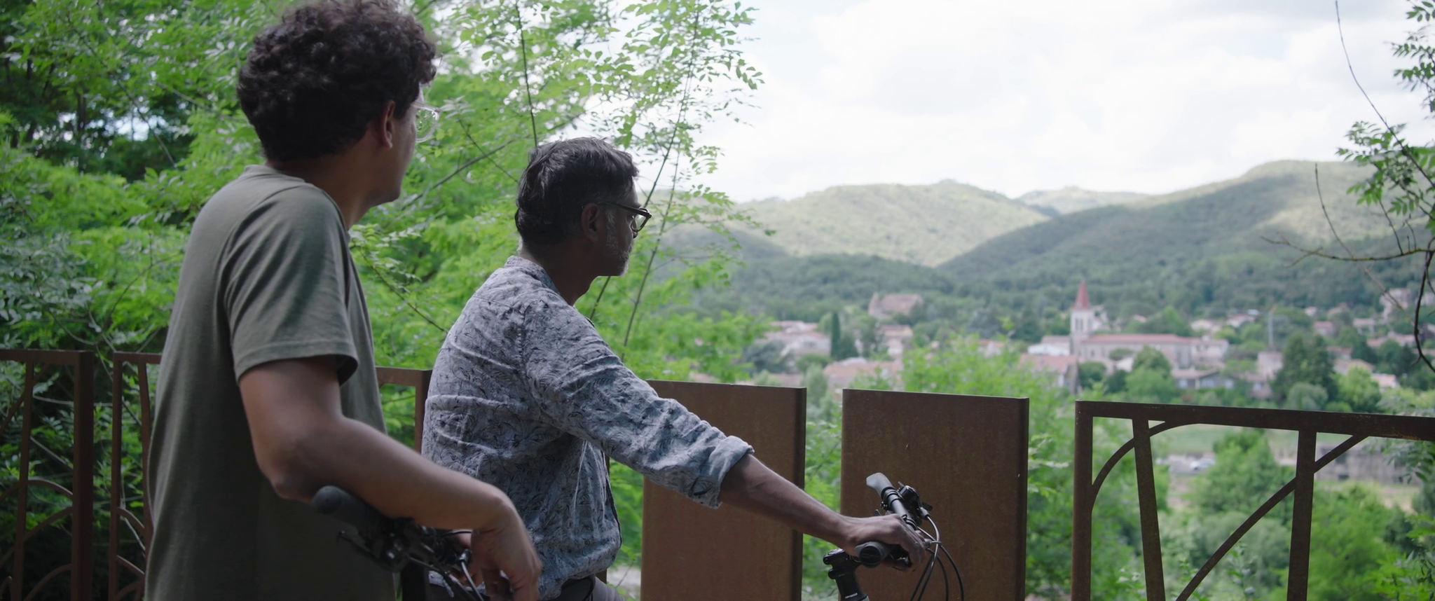 Les deux réalisateurs à vélo au-dessus d'un village ardéchois